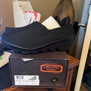 bernie mev. Shianne Black Woven Wedges 9/40.  New